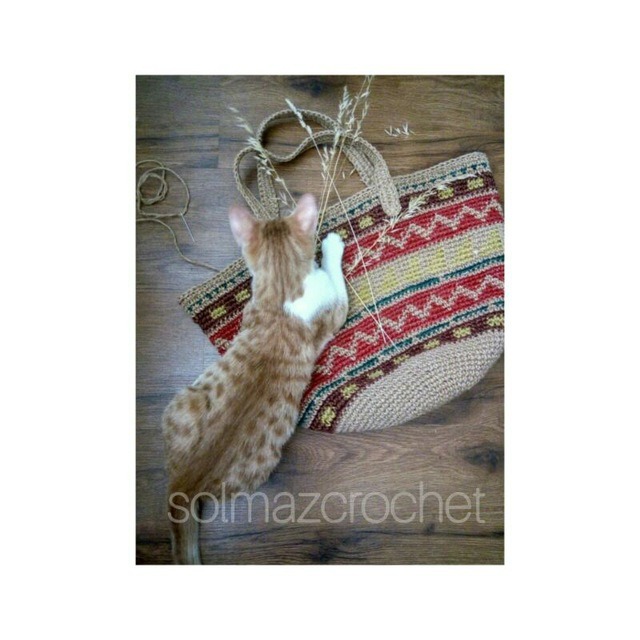 بافت گل‌دار کرم و سبز