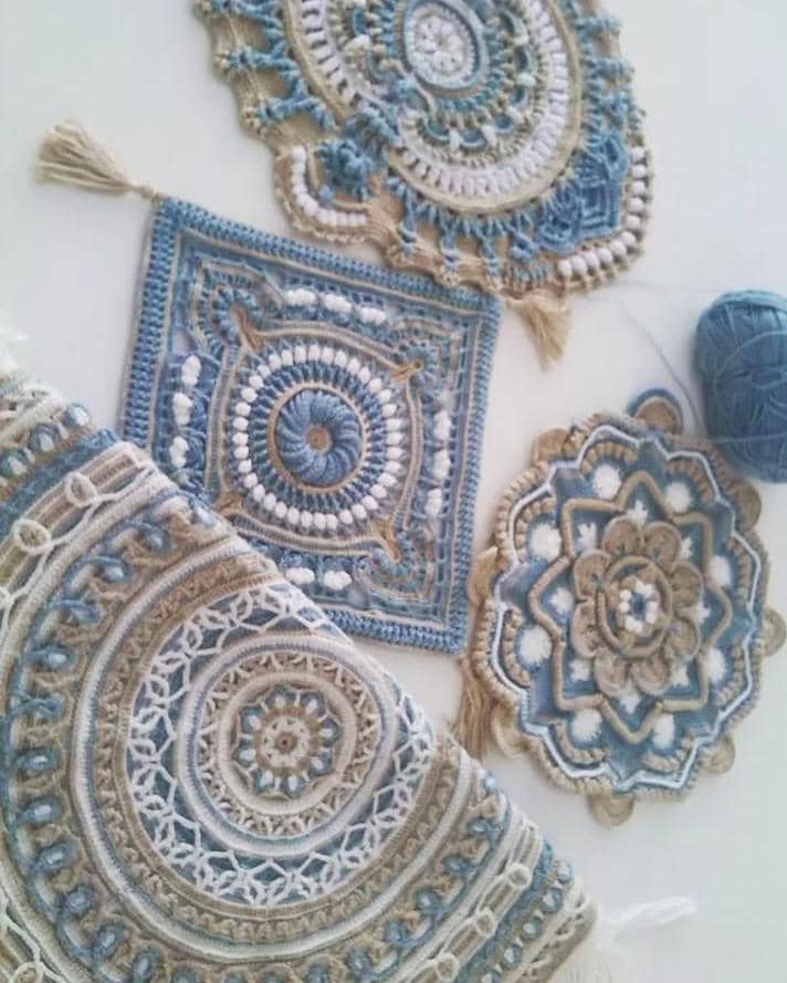 رانر بافتنی روی میز و گلدان